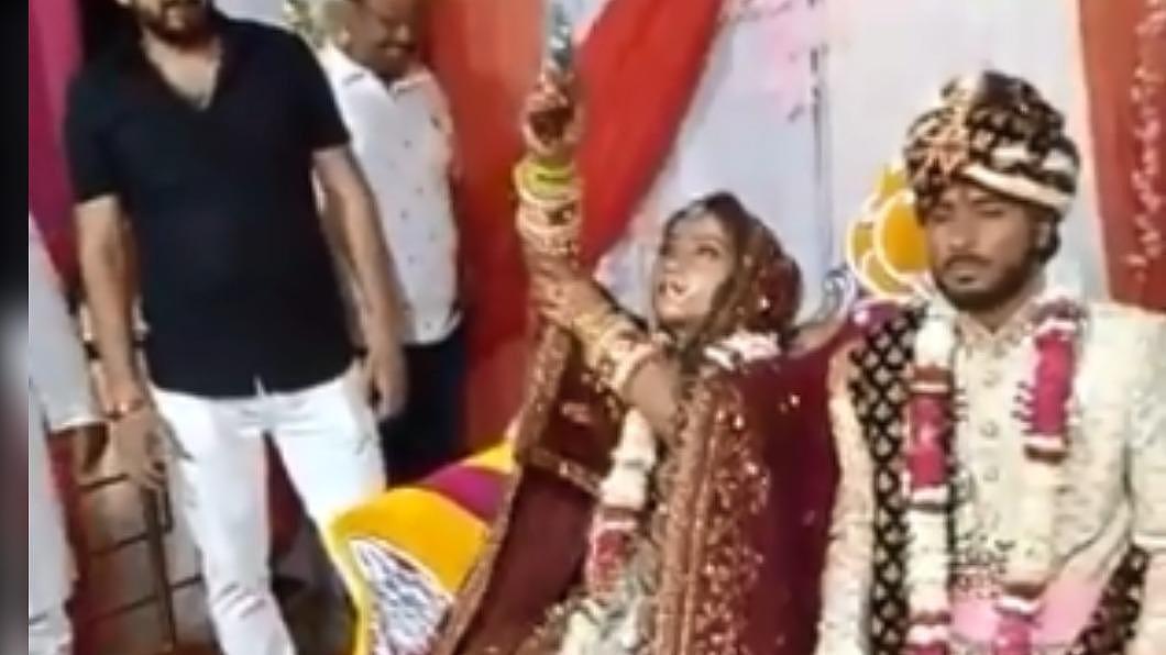 新娘開槍慶祝的行為已經觸法。（圖／翻攝自TOIWestUP 推特 @TOIWestUP） 印度新娘婚禮上對空轟4槍後落跑　新郎驚呆表情成亮點
