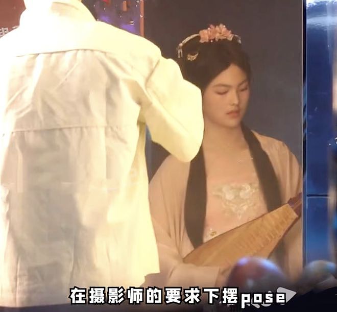 王岳伦陪女儿拍写真，王诗朗穿汉服抱琴，似大家闺秀太像李湘（组图） - 3
