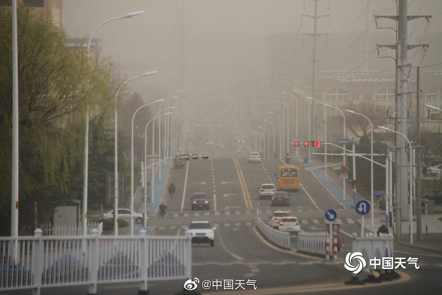 沙尘暴侵袭北京上海等省市！哈尔滨落“泥夹雪”，市民秒变兵马俑，笑喷网友（组图） - 2