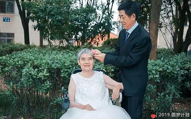 【情感】8年为1400多位老人免费补拍婚纱照，用镜头记录被时光尘封的美好爱情（组图） - 9