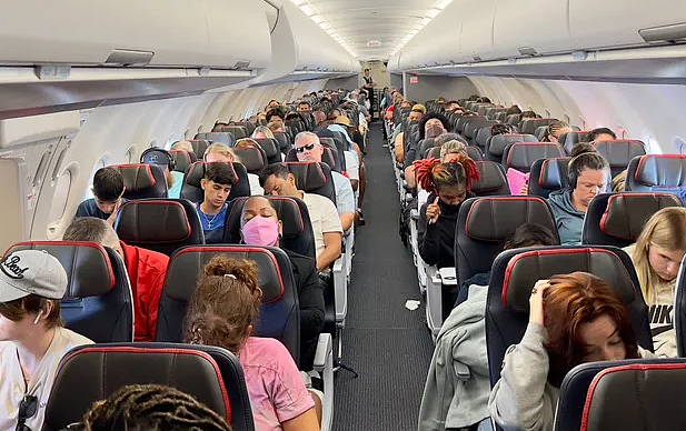 令人作呕！机上乘客光脚搭在前排座位，和乘客的头“亲密接触”！网友看不下去了（组图） - 4
