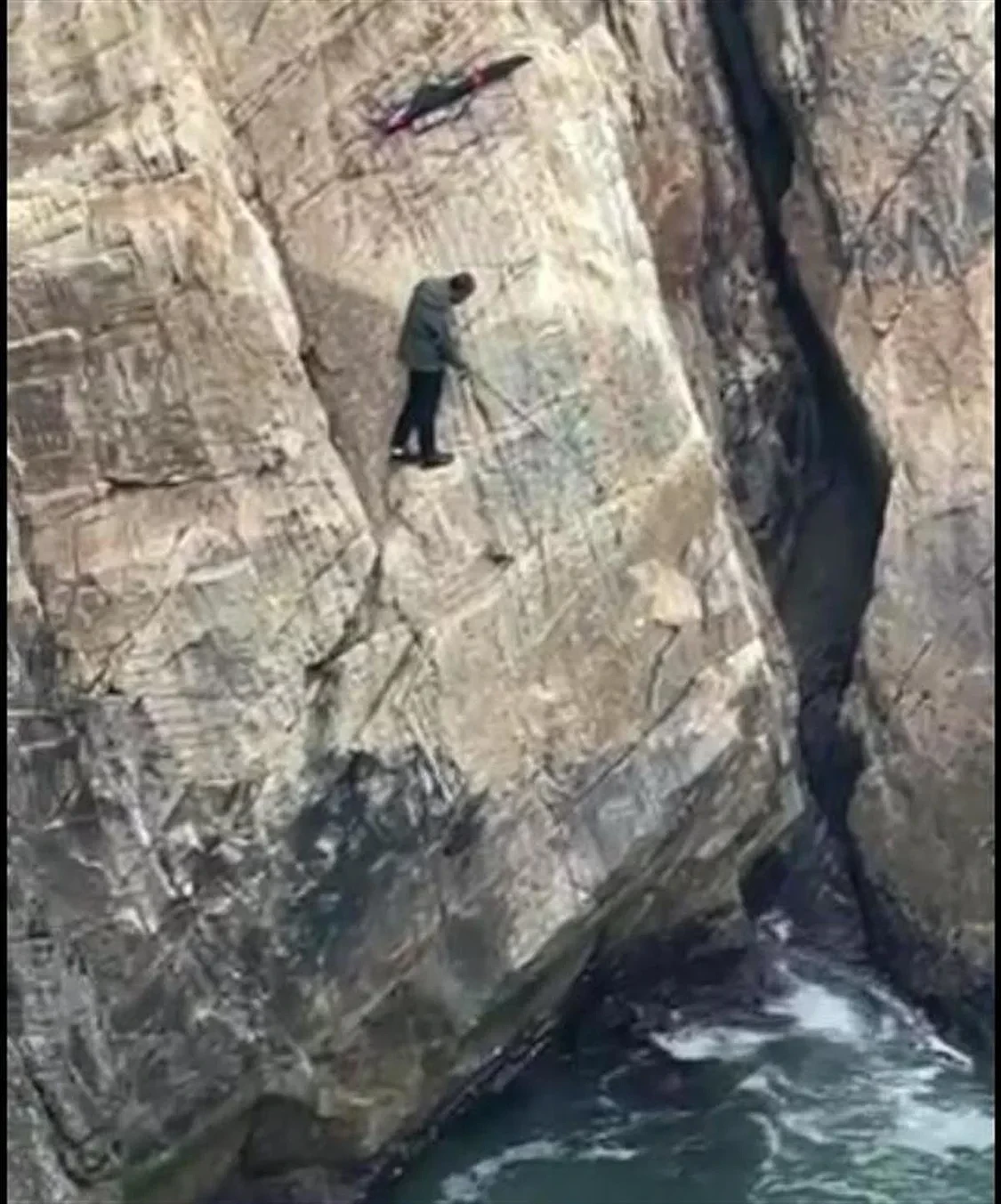 男子在临海绝壁上“拿生命钓鱼”！该地疑发生过多起失足坠亡事件，政府曾预警（视频/图） - 1
