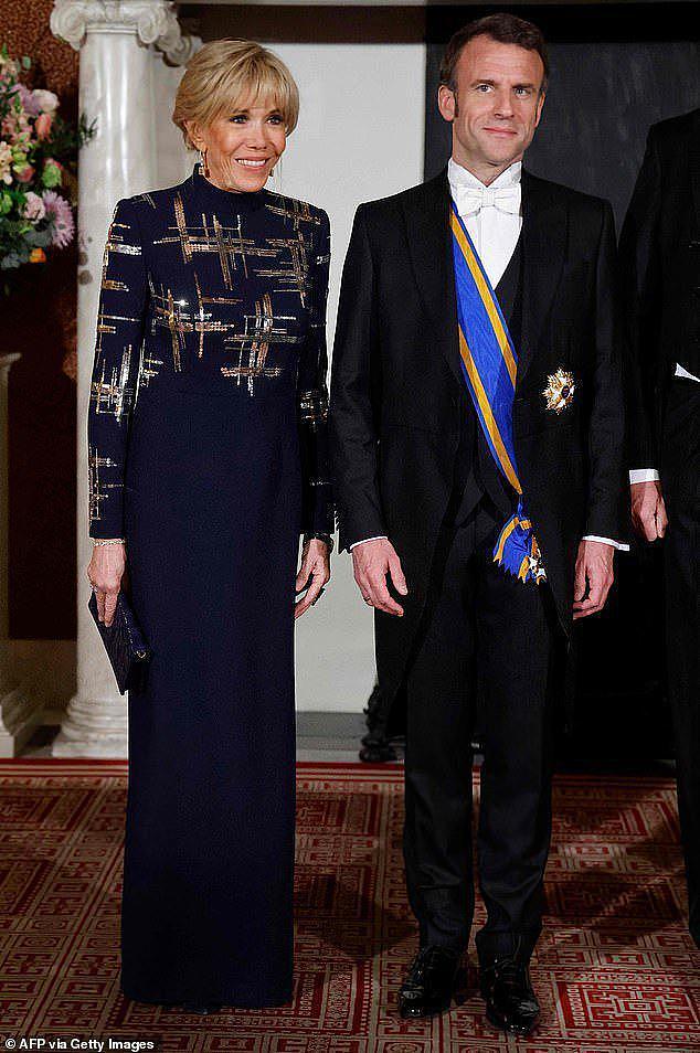 马克龙69岁爱妻赴国宴，盘起头发很精致，和51岁荷兰王后似同龄（组图） - 3