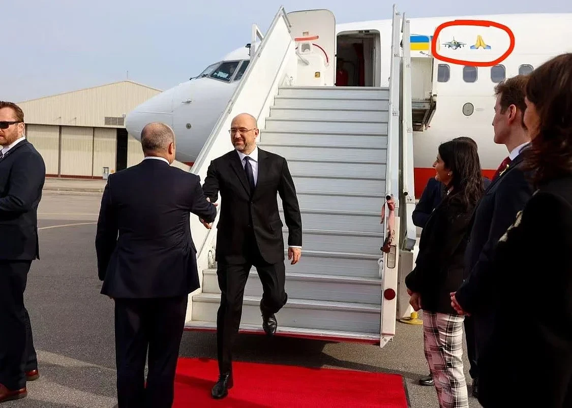乌克兰总理出访寻求援助，乌记者抓细节痛批：一下飞机就跪了（图） - 1