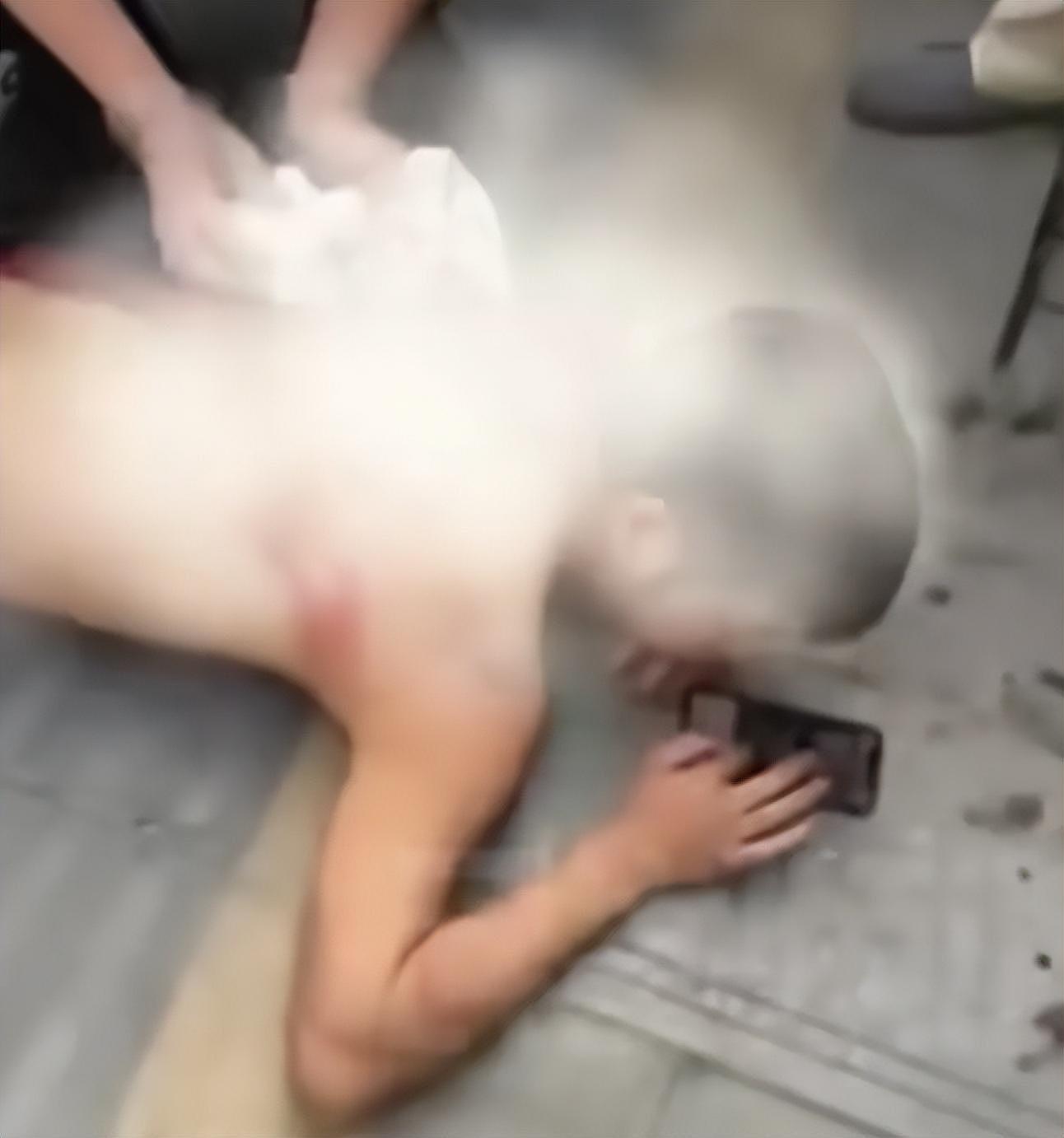 手机是“疗伤神器”？男子被捅后趴在地上淡定玩手机（视频/组图） - 3