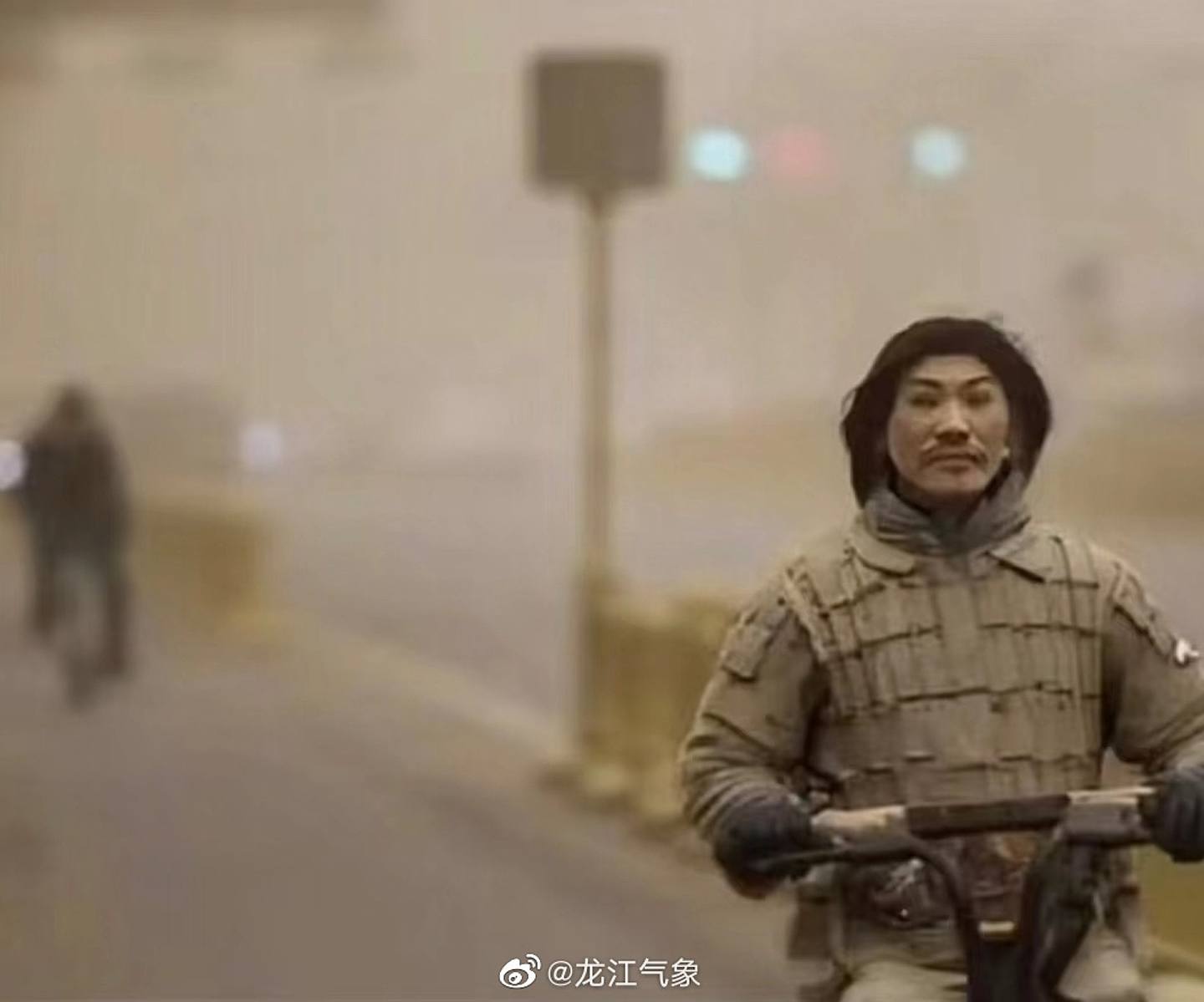 沙尘暴侵袭北京上海等省市！哈尔滨落“泥夹雪”，市民秒变兵马俑，笑喷网友（组图） - 5