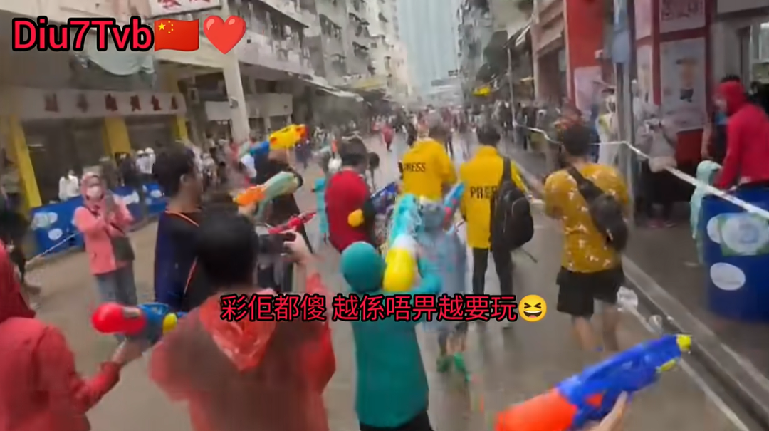 “No Zuo No Die！” 香港“网红”借泼水节搞事围攻警察（组图） - 6