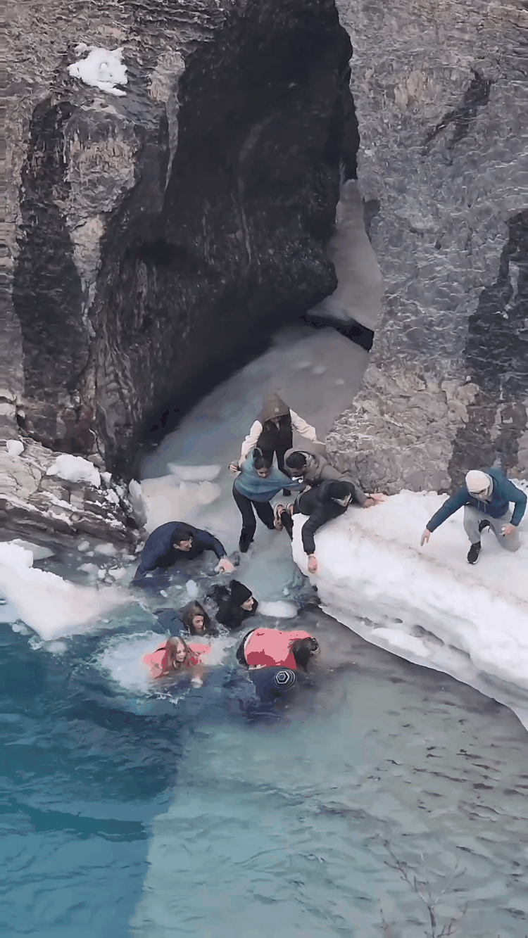 惊魂！加拿大著名景点突发崩裂，多名游客坠落冰湖，受困险冻死（组图） - 6