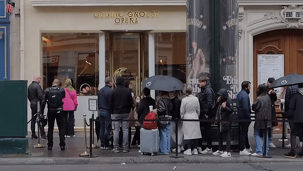 意大利小哥巴黎街头测评牛角包赶上抗议，一边吃包一边目睹火烧抗议，网友们凌乱了（组图） - 11
