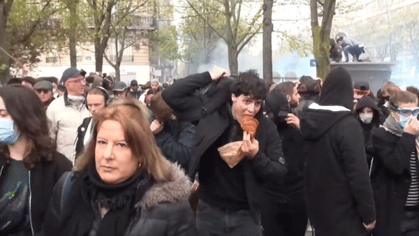 意大利小哥巴黎街头测评牛角包赶上抗议，一边吃包一边目睹火烧抗议，网友们凌乱了（组图） - 12