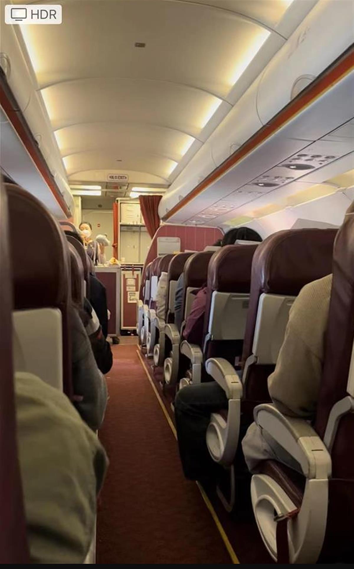 乘客吐槽：“坐飞机”如“坐绿皮火车”！空姐飞机上推销商品长达40分钟（视频/组图） - 1