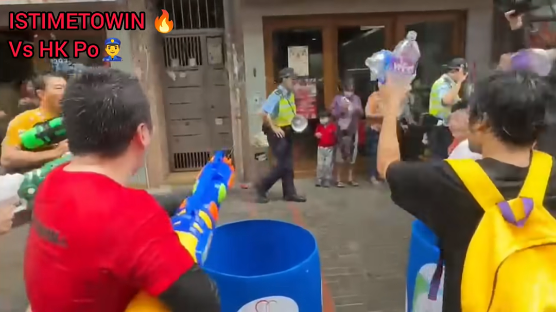 “No Zuo No Die！” 香港“网红”借泼水节搞事围攻警察（组图） - 3