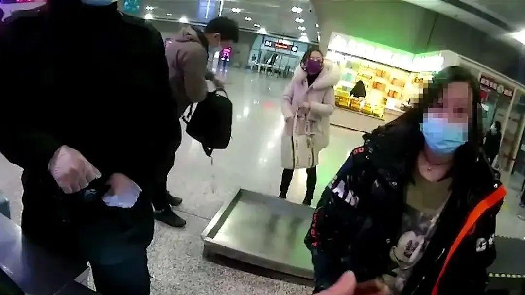 女子在西安机场登机时，被发现携带步枪实弹（组图） - 5