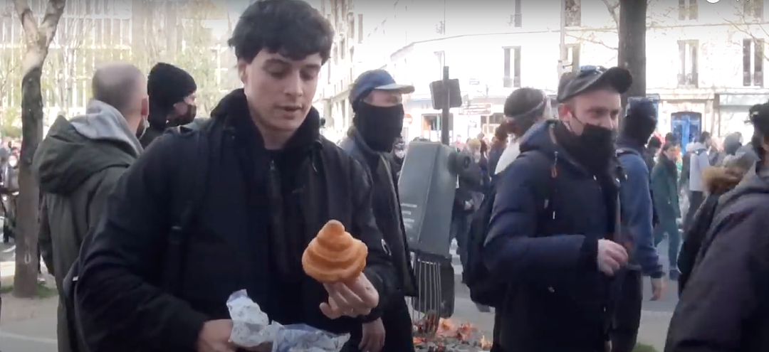 意大利小哥巴黎街头测评牛角包赶上抗议，一边吃包一边目睹火烧抗议，网友们凌乱了（组图） - 6