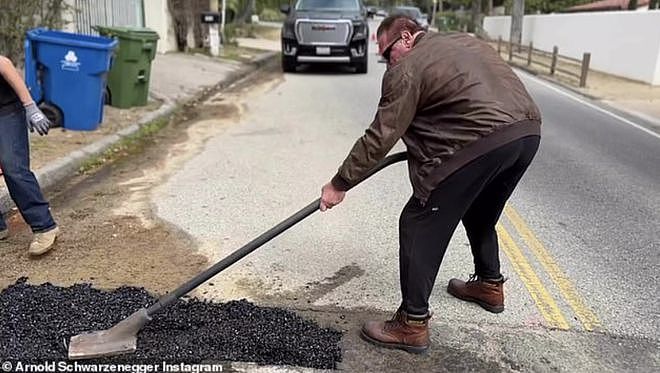 75岁施瓦辛格拎着铲子上街修路，被赞现实版终结者，却修错了地方（组图） - 4