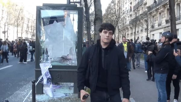 意大利小哥巴黎街头测评牛角包赶上抗议，一边吃包一边目睹火烧抗议，网友们凌乱了（组图） - 13