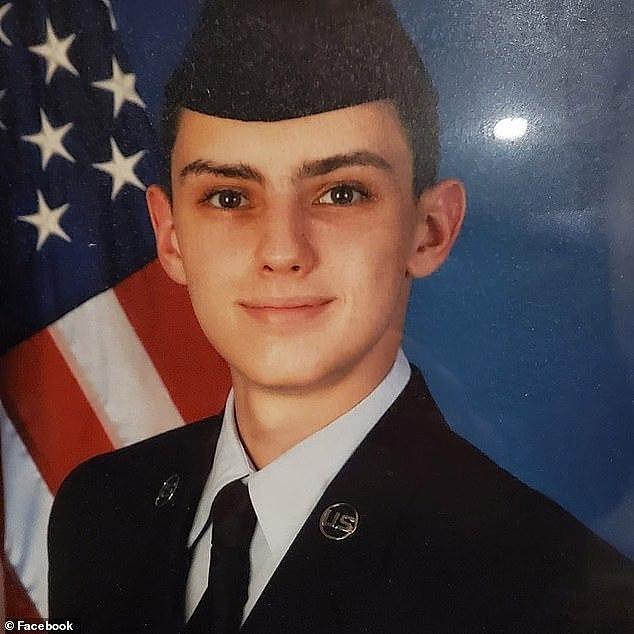 美国抓住了情报泄密者！21岁空军士兵在母亲家被捕，动机说法不一（组图） - 2
