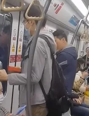看傻眼！上海地铁里两个男人干这事儿，围观群众：这也太离谱了吧（视频/组图） - 6