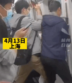 看傻眼！上海地铁里两个男人干这事儿，围观群众：这也太离谱了吧（视频/组图） - 3