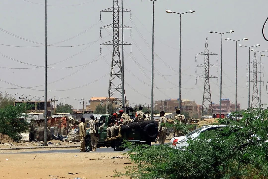 数百人伤亡！苏丹总统府被叛军占领，多国紧急发声，客机遇袭，BBC记者遭殴打（视频/组图） - 4