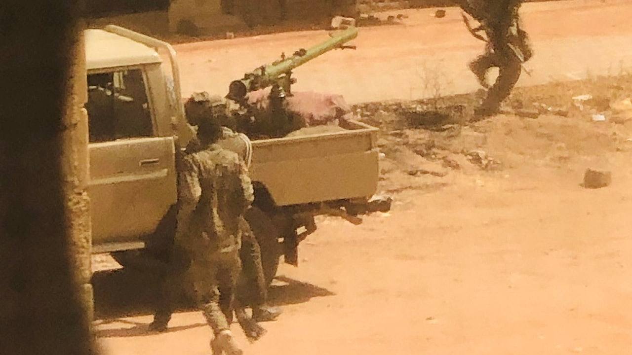 苏丹冲突最少56死！两军拒谈判，住宅区惊见战机装甲车（组图） - 1