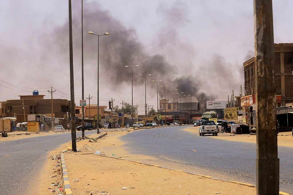 苏丹政变冲突56死数百伤！战机飞越首都、坦克上街，航班停飞（组图） - 1