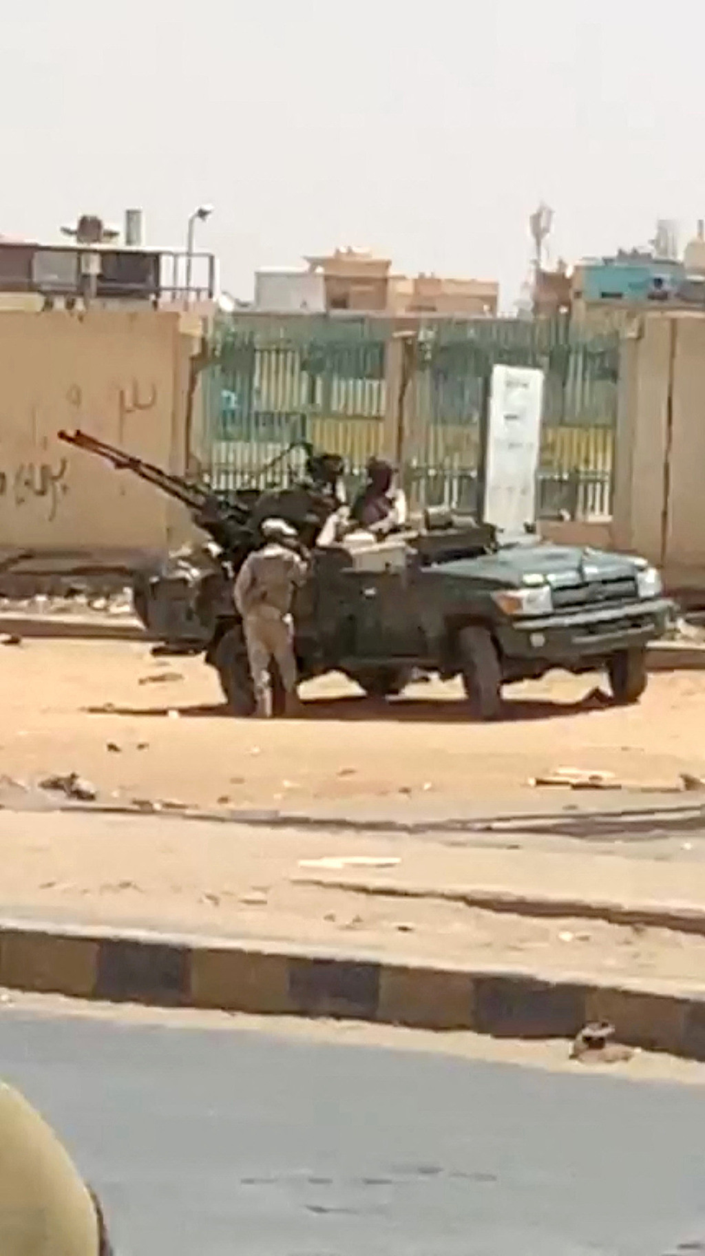 苏丹政变冲突56死数百伤！战机飞越首都、坦克上街，航班停飞（组图） - 3