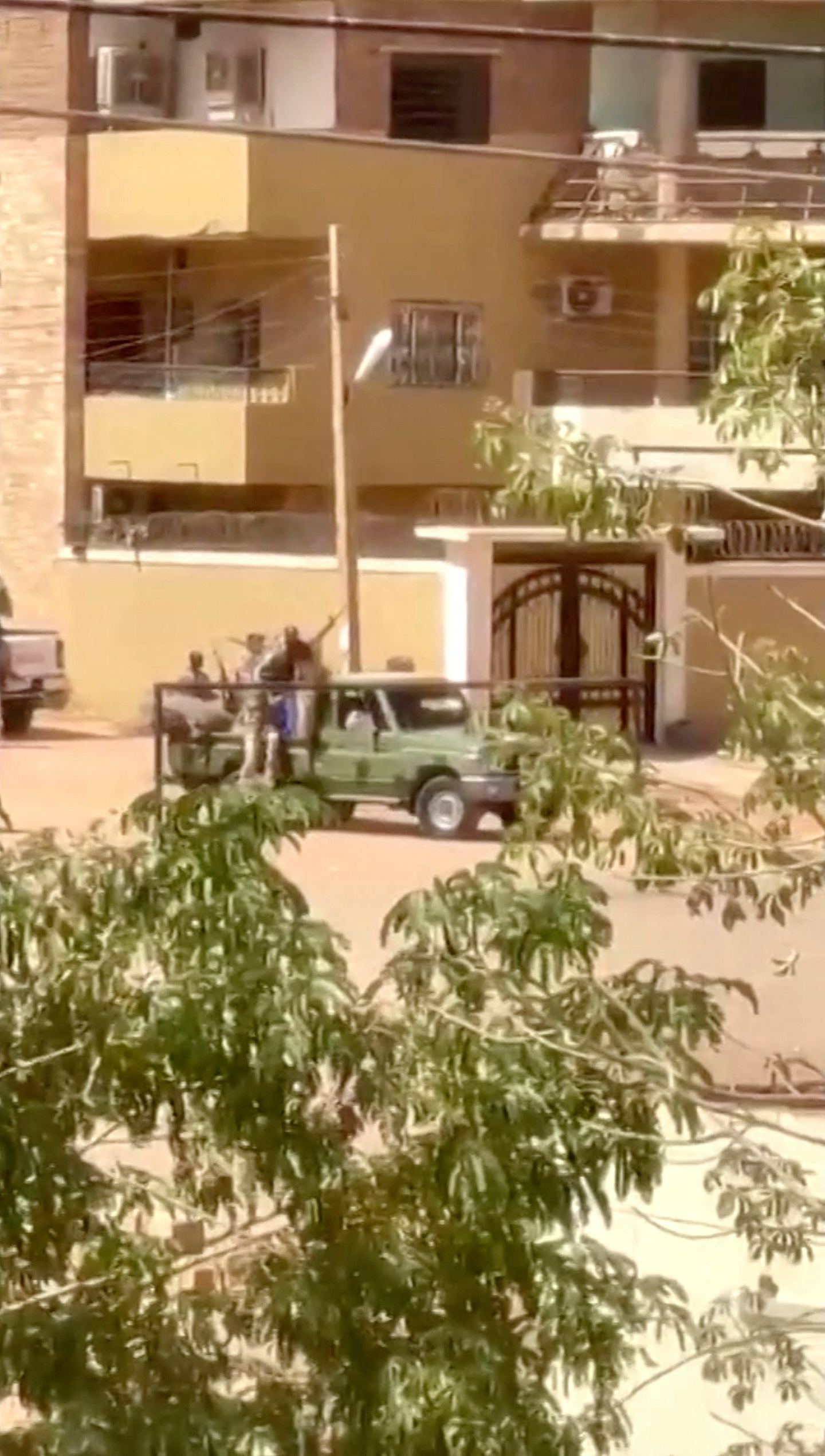 苏丹冲突最少56死！两军拒谈判，住宅区惊见战机装甲车（组图） - 3