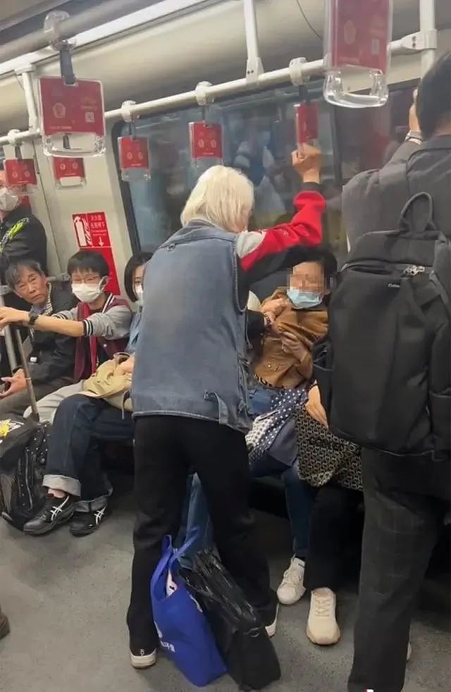 “你几岁？”上海地铁一老人揪起女子衣领强制其让座！官方发声（视频/组图） - 2