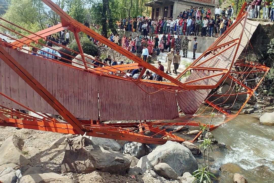 印度桥梁倒塌坠河！欢庆节日百人疯挤超载，酿逾70死伤（视频/组图） - 2