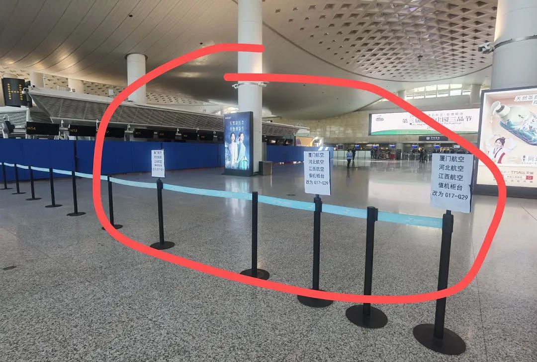 杭州萧山机场突现大量浓烟，T3航站楼H岛暂停使用！旅客：行李提取处全是水（视频/组图） - 11