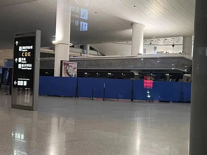 杭州萧山机场突现大量浓烟，T3航站楼H岛暂停使用！旅客：行李提取处全是水（视频/组图） - 10