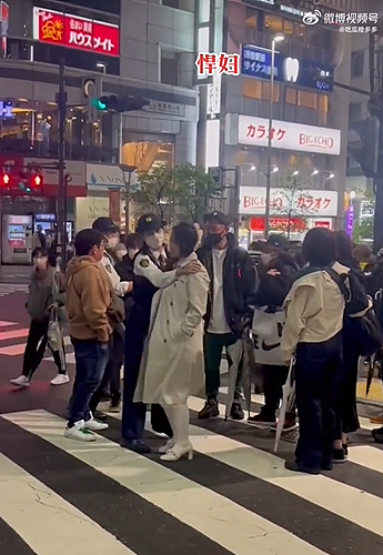 中国女子在东京街头大展“狮吼功”，狂对日本老公扇巴掌，劝架路人也不放过（视频/组图） - 2