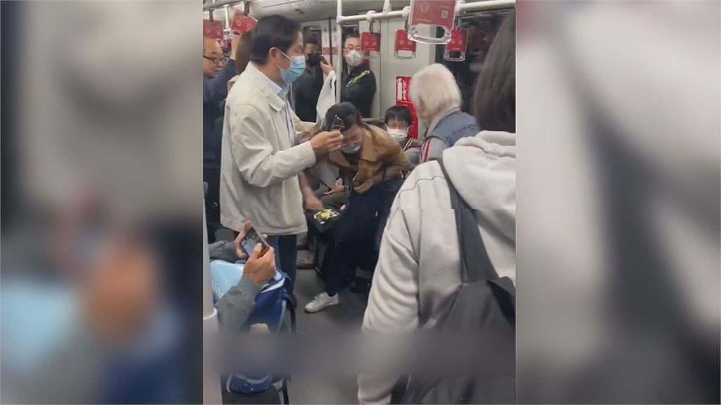 仗著年纪大！老翁搭地铁要求让坐遭拒“怒抓女子衣领狠甩”惹网怒（视频/组图） - 2