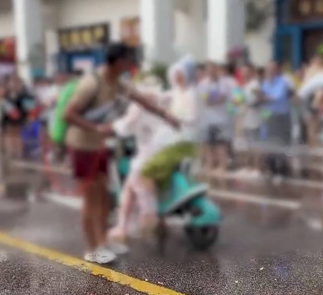 泼水节女孩遭多名男子掀雨衣，拍摄者：这是习俗（组图） - 2