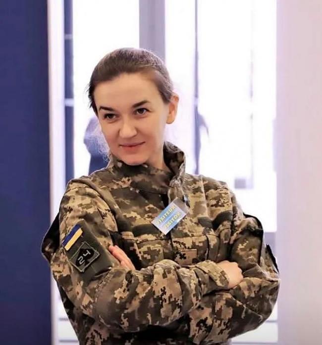 痛心！美丽的乌克兰女兵 VS 堆积如山的尸体（组图） - 6