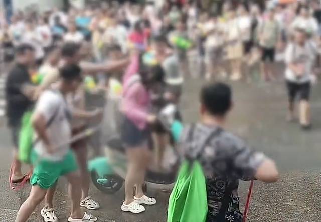 泼水节女孩遭多名男子掀雨衣，拍摄者：这是习俗（组图） - 1