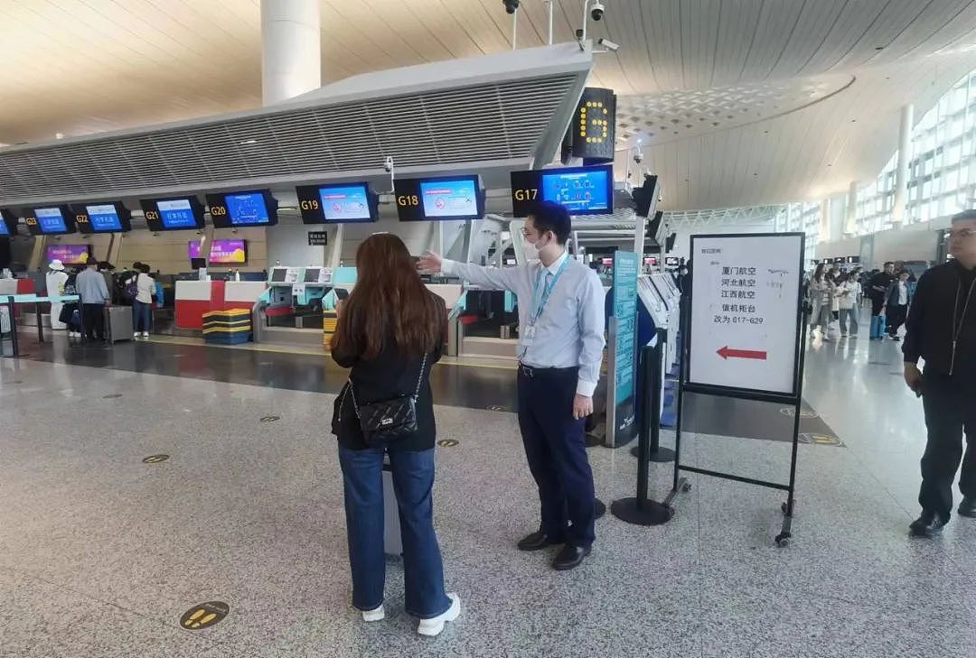 杭州萧山机场突现大量浓烟，T3航站楼H岛暂停使用！旅客：行李提取处全是水（视频/组图） - 14