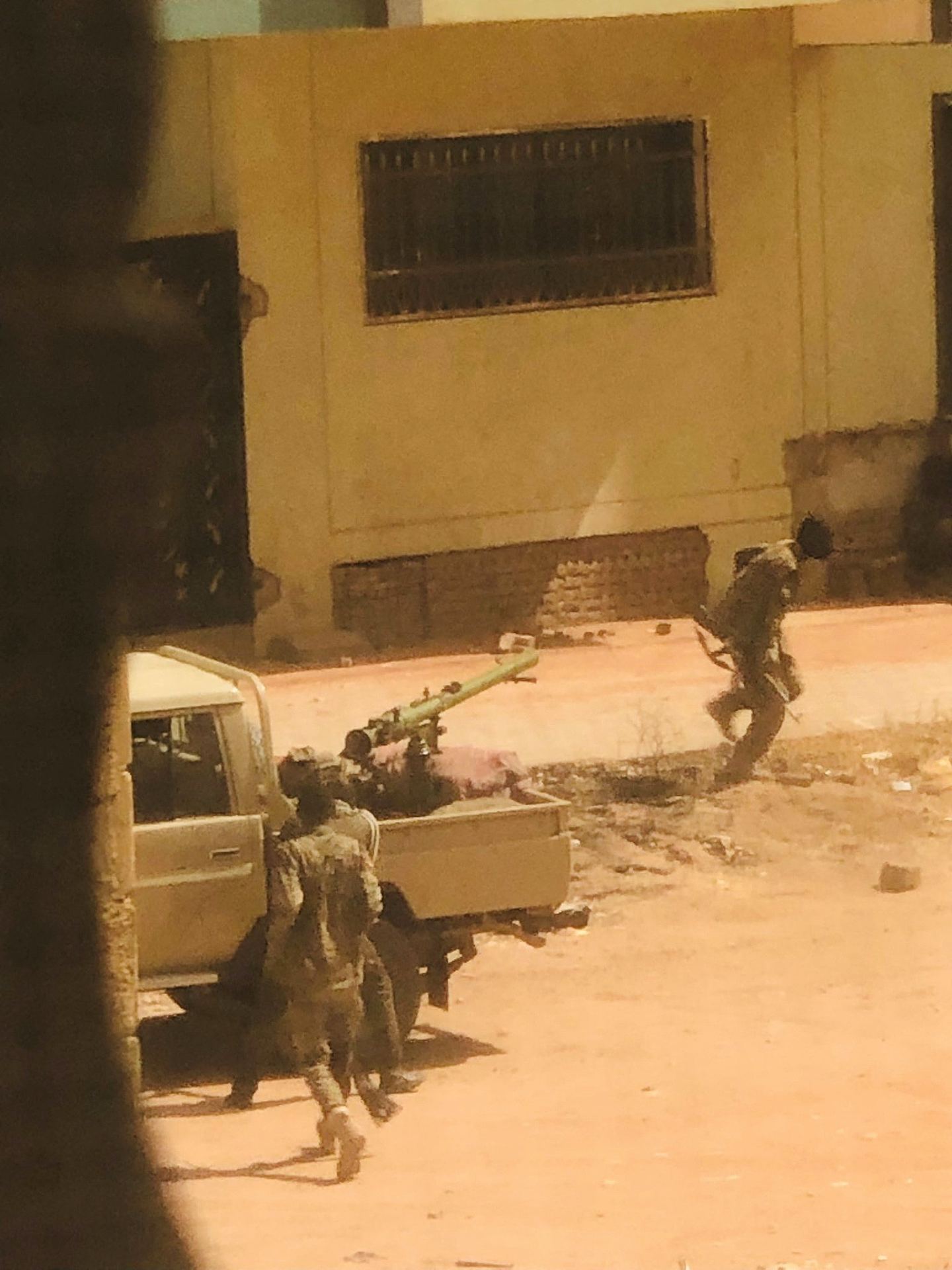 苏丹武装冲突增至逾97死，央视驻地大楼屋顶被打穿，中企关灯避难（组图） - 4