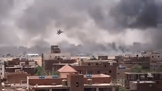 苏丹发动政变：400人死伤！战机轰炸城市、波音飞机被炮弹击中（组图） - 1