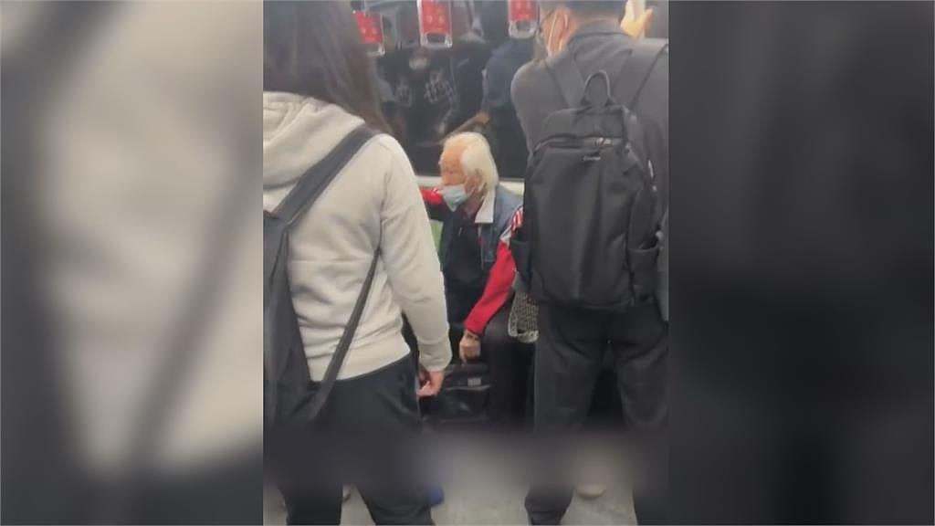 仗著年纪大！老翁搭地铁要求让坐遭拒“怒抓女子衣领狠甩”惹网怒（视频/组图） - 4