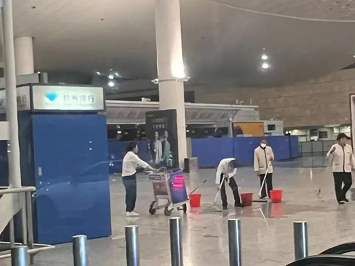 杭州萧山机场突现大量浓烟，T3航站楼H岛暂停使用！旅客：行李提取处全是水（视频/组图） - 9
