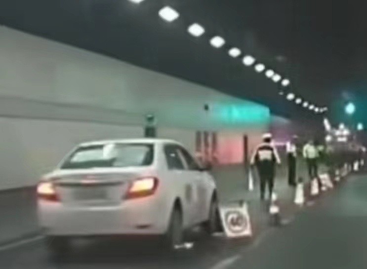 媒体：南京数名交警隧道查酒驾被撞飞，对交警和网约车司机都是警醒（视频/组图） - 1