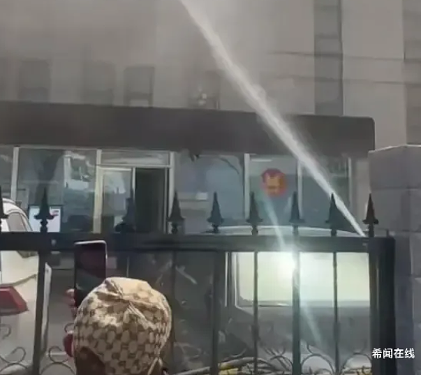 21人死亡！北京一医院发生火灾，现场浓烟滚滚，医护跳窗逃生（视频/组图） - 4