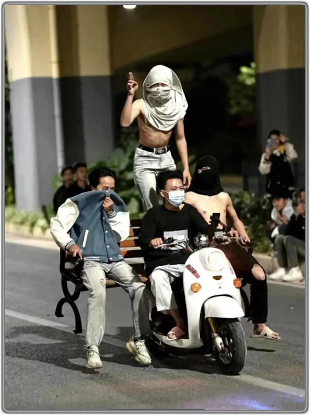 警察抓150人后，南宁的鬼火少年骑着自行车去翘头（组图） - 1