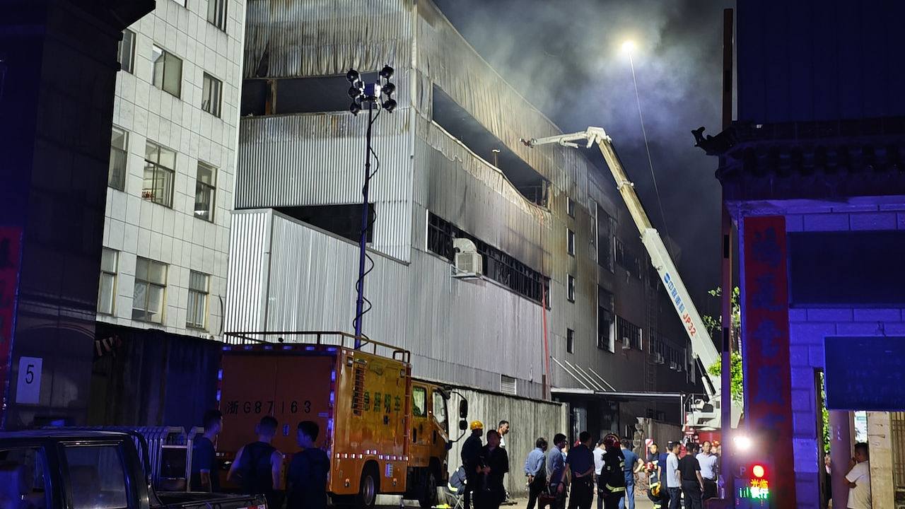 浙江制木门工厂火灾，至少11名工人死亡（图） - 1