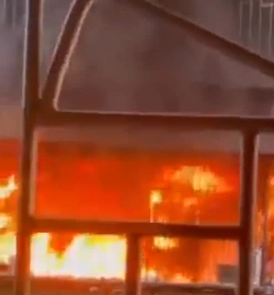 福州一住宅楼发生火灾，一对母女身亡，传防护栏阻逃生被烧死（组图） - 3