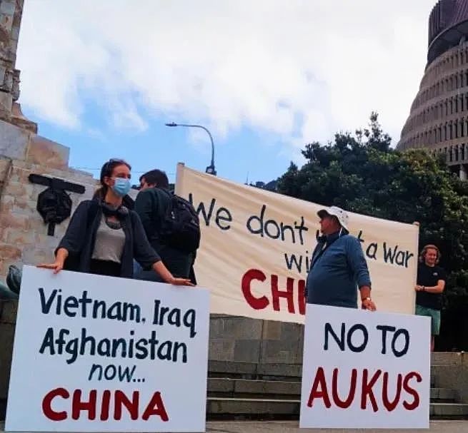 “我们不想和中国打仗！”新西兰国会正门口，突然出现这一幕（组图） - 2