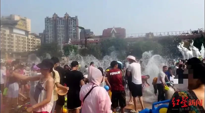 泼水节女生被撕雨衣背后：美好祝福变味成打水仗（组图） - 1