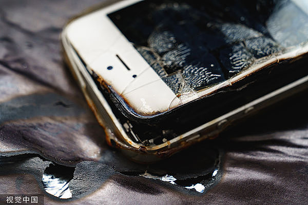 手机放口袋充电突然爆炸，澳男子低头惨被火花爆脸，三度烧烫伤（组图） - 2